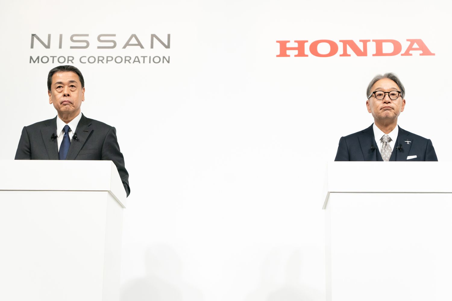 Nissan Motor CEO Makoto Uchida (L) and Honda Motor CEO Toshihiro Mibe (R) attend a joint press conference on December 23, 2024, in Tokyo, Japan