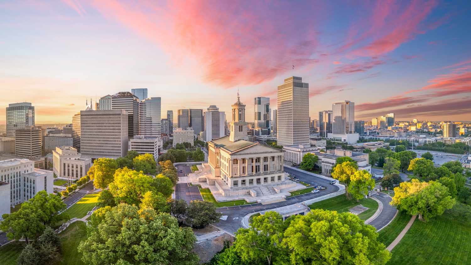 Nashville, Tennessee, USA skyline at dawn.