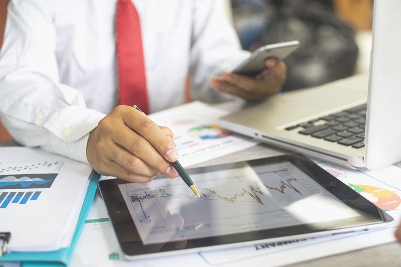 Investor monitor the stock market data