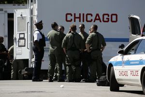 Chicago police confer during a standoff with a bank robber 30 August 2007. Police searched the bank in Chicago's North Side where a gunman reportedly took hostages. 