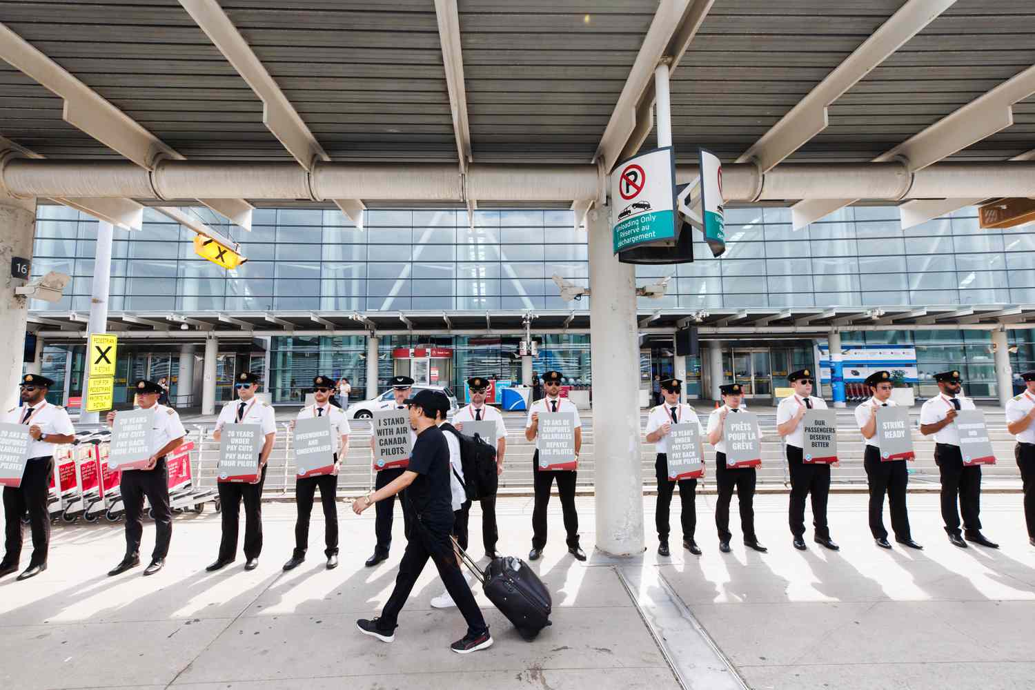 Air Canada pilots picket at Toronto Pearson Airport in Toronto, Ontario, Canada, on Tuesday, Aug. 27, 2024