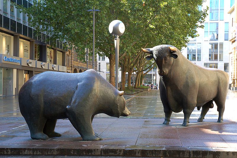 Bull and bear in front of the Frankfurt Stock Exchange by the sculptor Reinhard Dachlauer