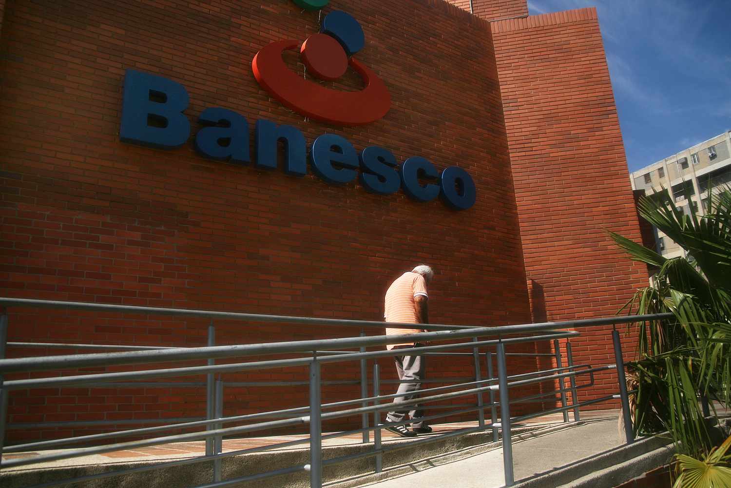 People queue for a long time to have the new monetary cone, in Maracaibo Venezuela