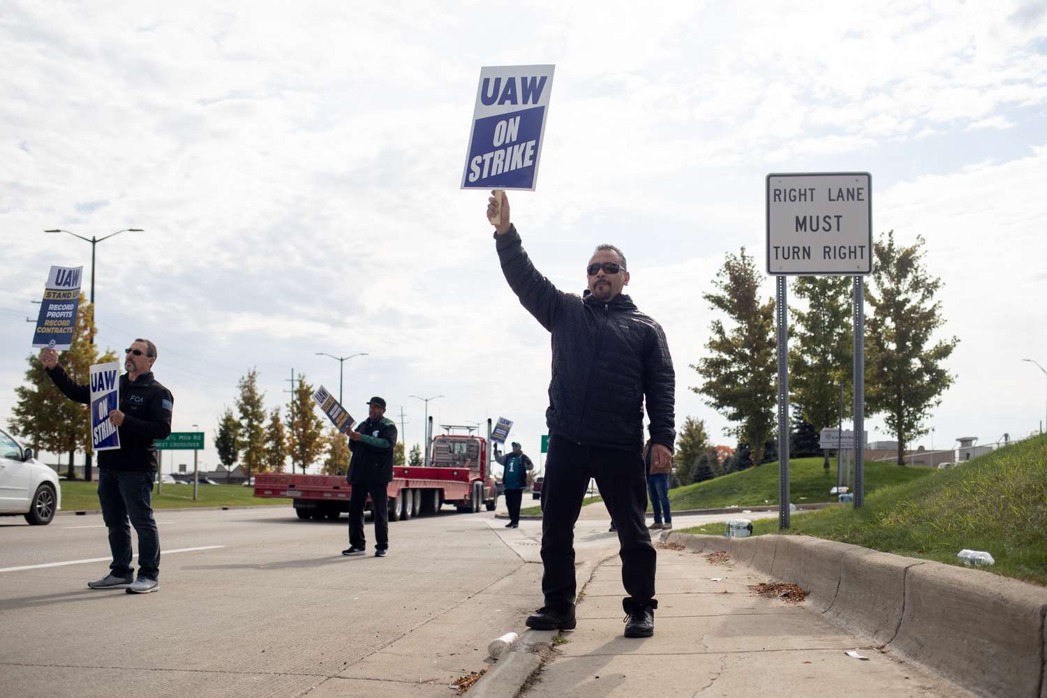 UAW strike outside Stellantis plant