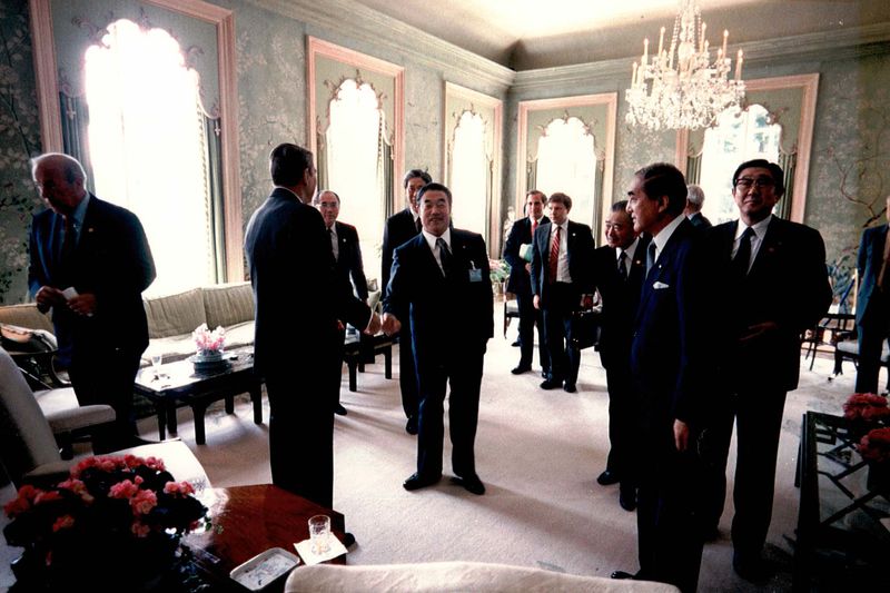 Ronald Reagan and Yasuhiro Nakasone meet in London for Plaza Accord negotiations, 1984