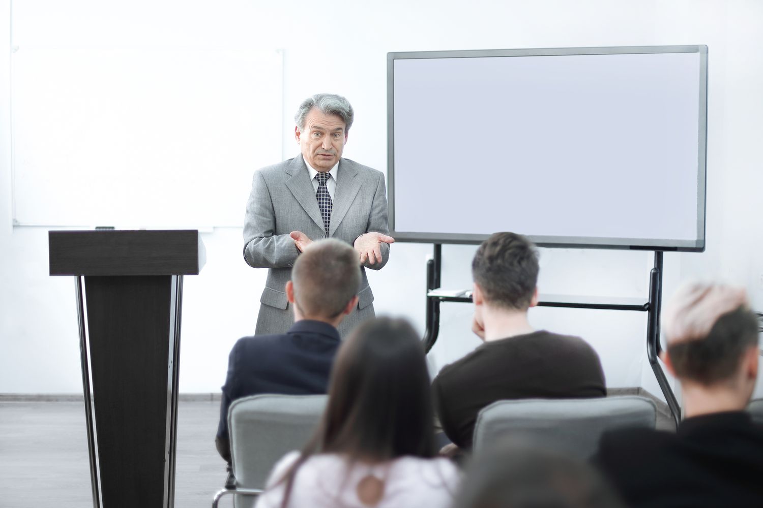 A professor presents a Economics Theory lecture about strong form efficiency to a group of students. 