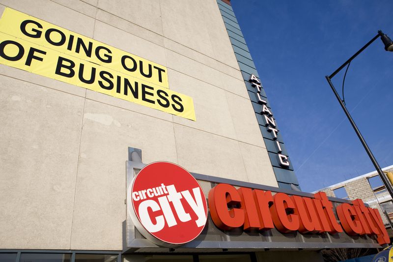 "Going Out of Business" sign on side of Circuit City building