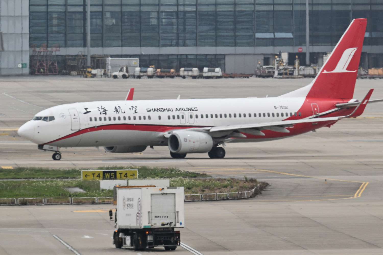 Shanghai Airlines Boeing 737-89P.