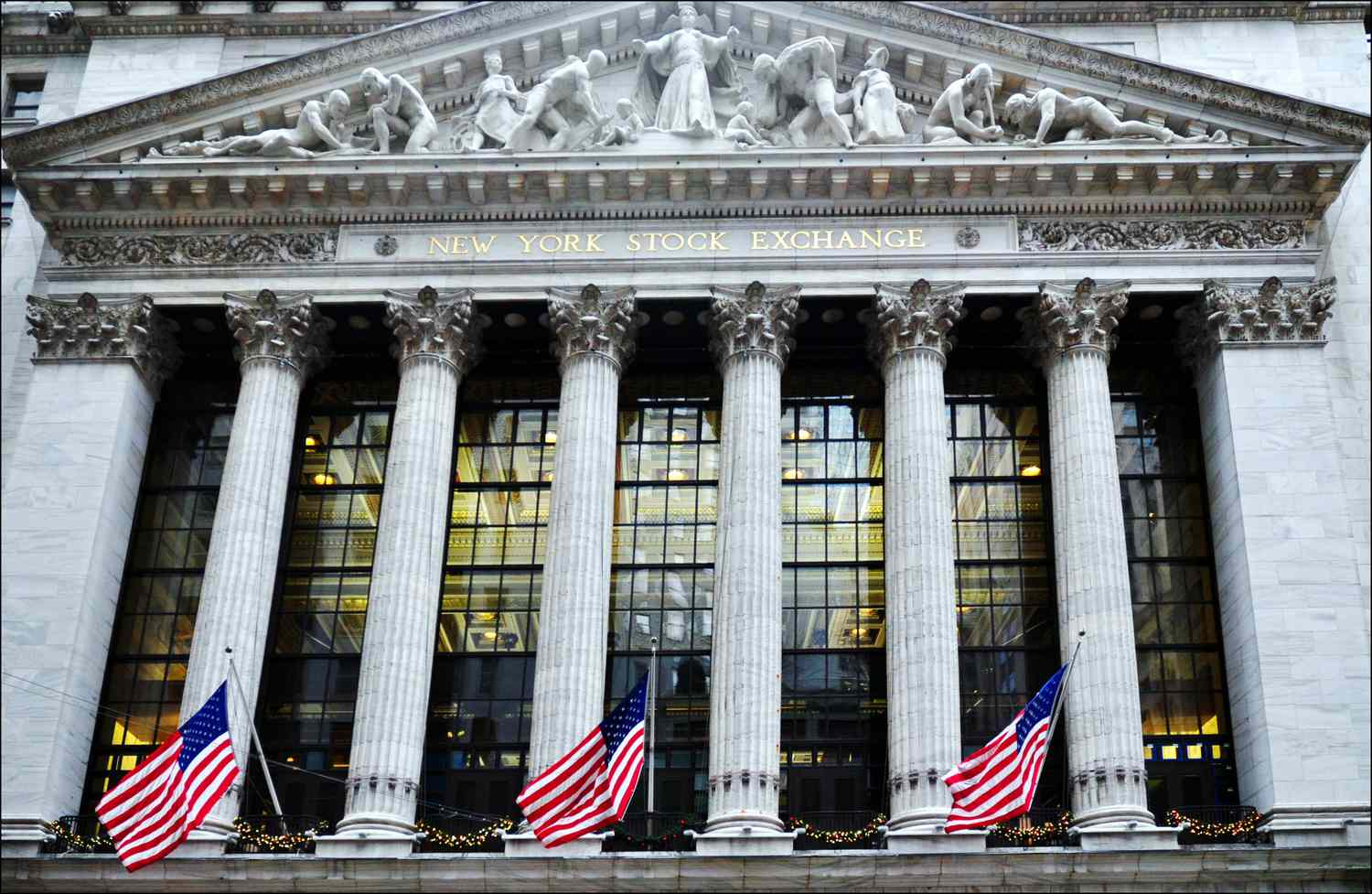 A wall of windows behind the colonnade provides ample natural light to the NYSE trading floor