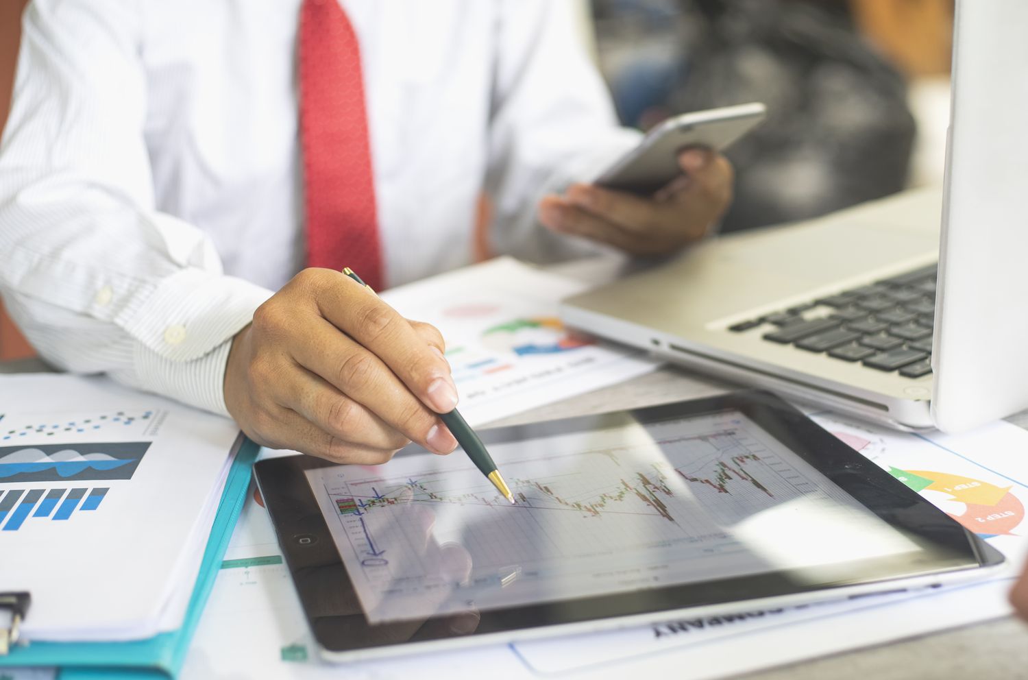 Investor monitor the stock market data