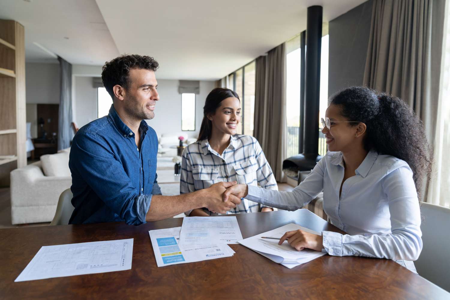 Couple signing mortgage documents