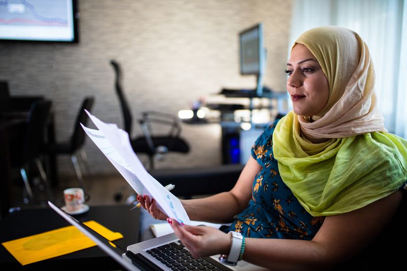 Muslim woman have new online investment.