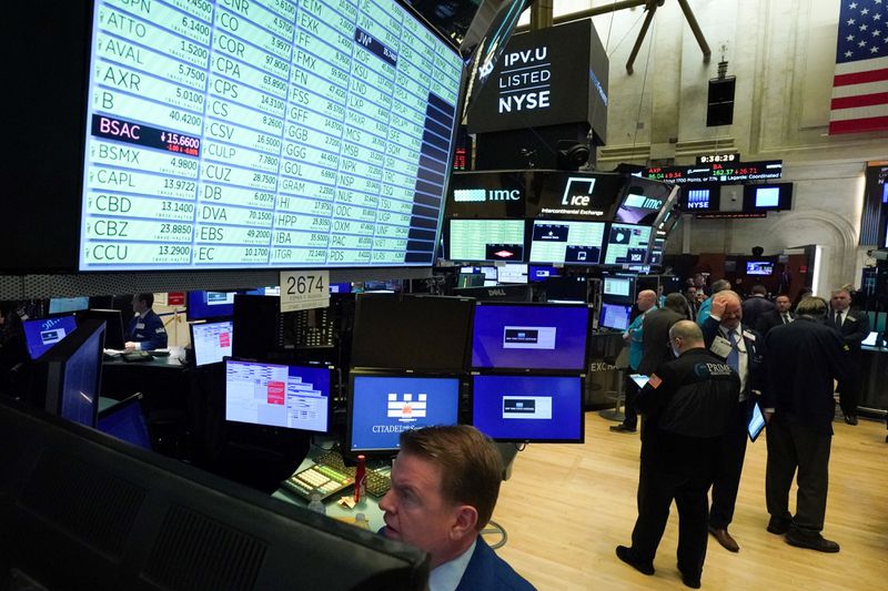 Traders on the trading floor of theDow Jones Industrial Average