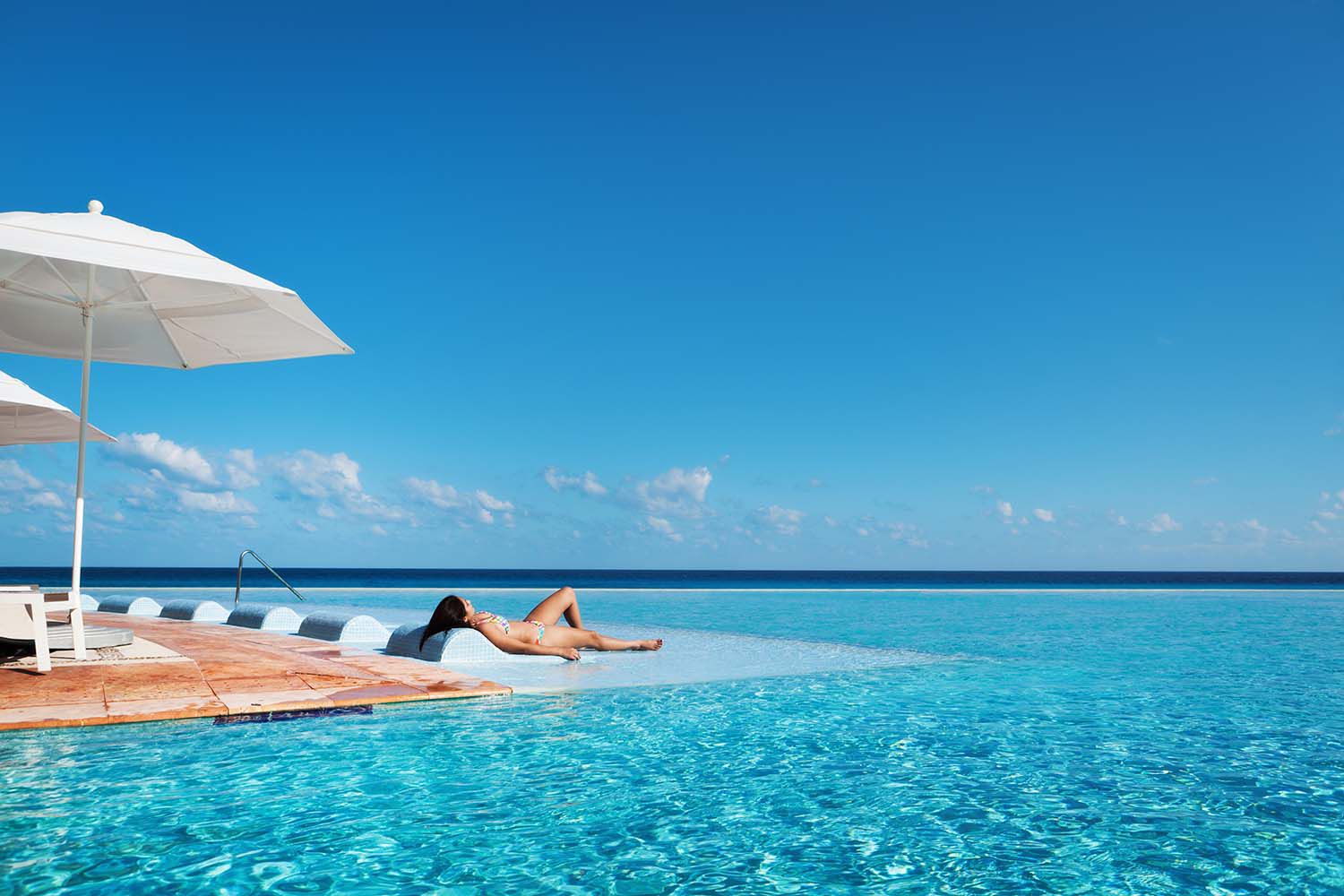 Tropical Vacation Resort Hotel Relaxing in Infinity Pool