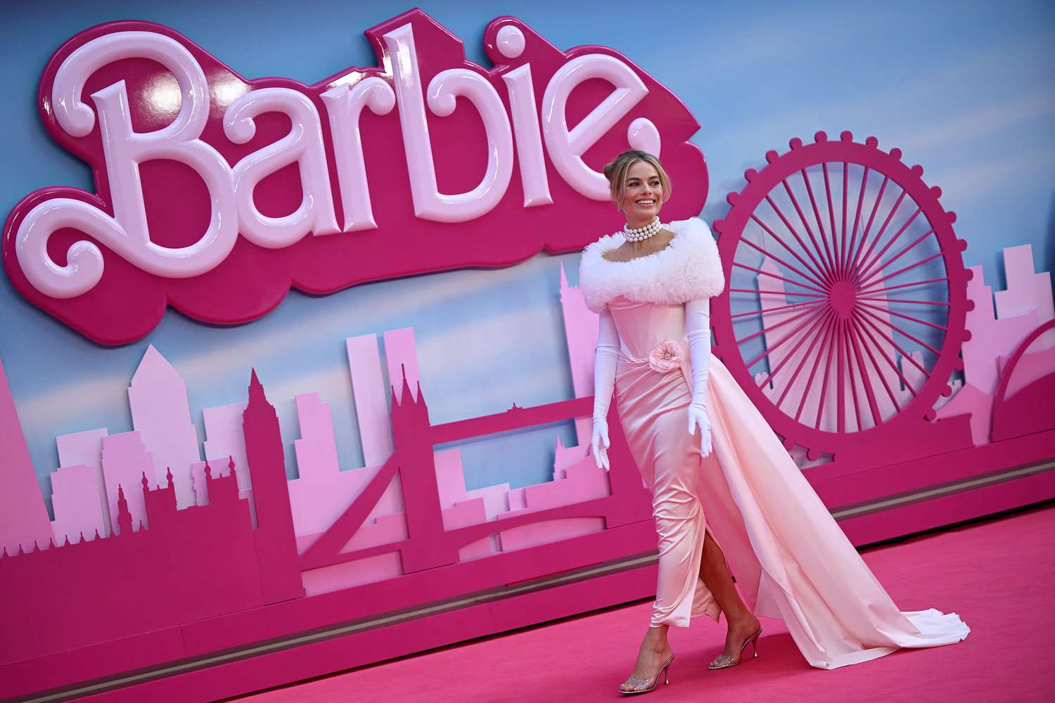 Margot Robbie poses on the pink carpet upon arrival for the European premiere of "Barbie"