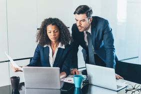 A mortgage broker and direct lender comparing their differences